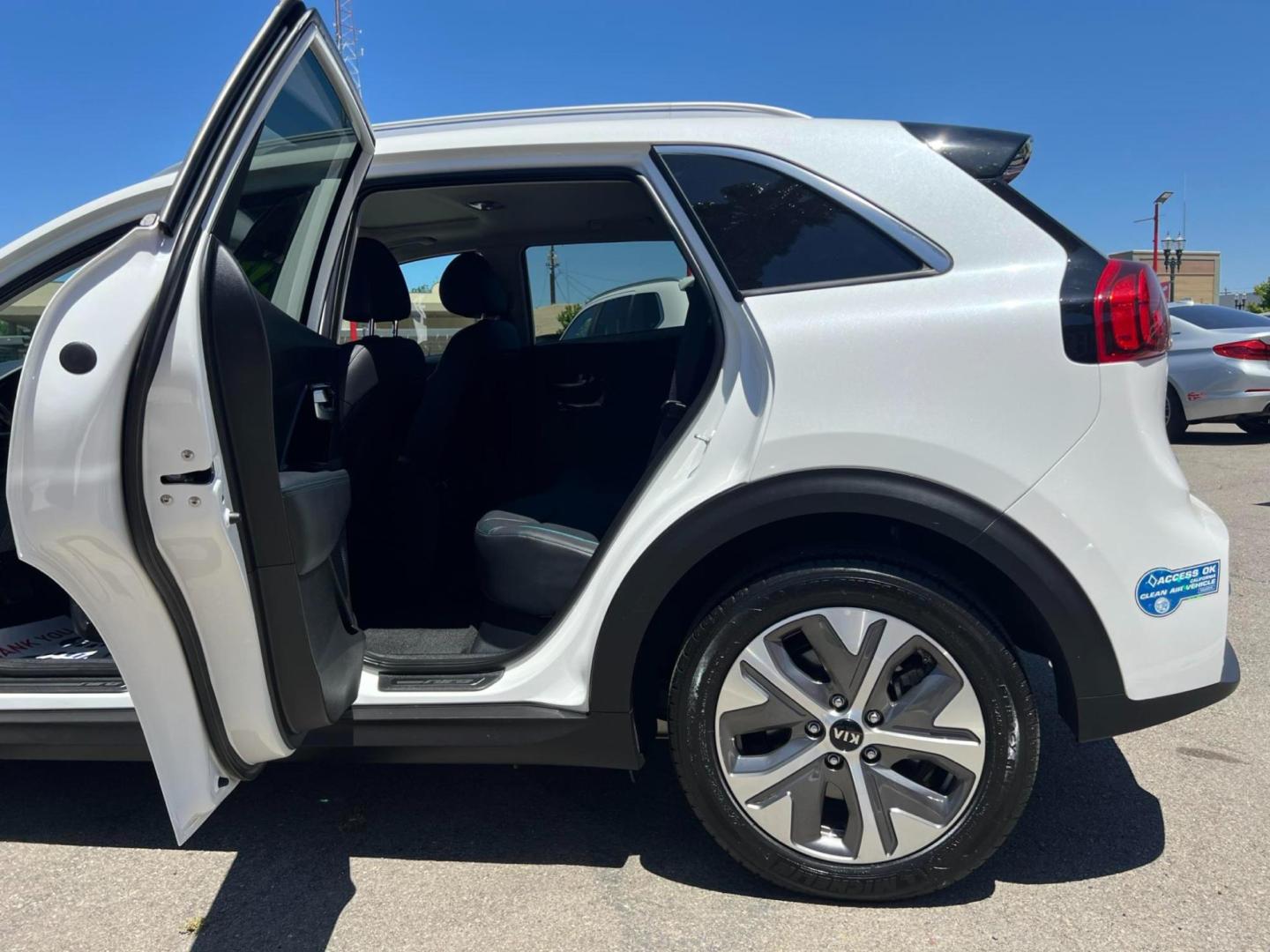 2020 WHITE /BLACK Kia Niro EV EX Premium (KNDCE3LG8L5) , 6A transmission, located at 722 E Miner Ave, Stockton, CA, 95202, (209) 871-6645, 37.956711, -121.282310 - PLUS TAXES AND FEES - Photo#7