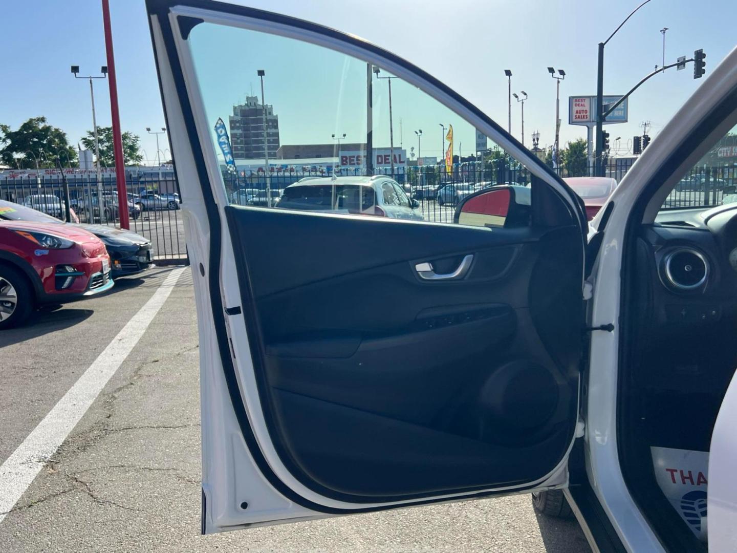 2022 WHITE /BLACK Hyundai Kona EV Limited (KM8K33AG4NU) with an ELECTRIC engine, 1A transmission, located at 722 E Miner Ave, Stockton, CA, 95202, (209) 871-6645, 37.956711, -121.282310 - PLUS TAXES AND FEES - Photo#6