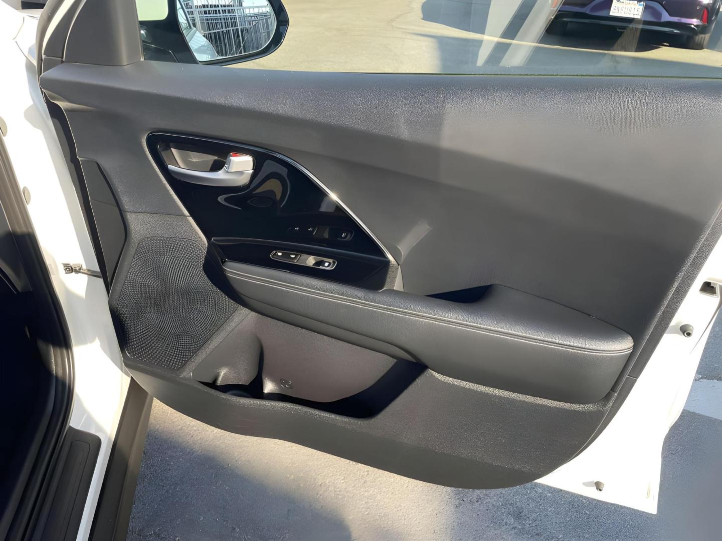 2021 WHITE /Black Kia Niro EV EX (KNDCC3LG1M5) , 6A transmission, located at 722 E Miner Ave, Stockton, CA, 95202, (209) 871-6645, 37.956711, -121.282310 - PLUS TAXES AND FEES - Photo#16