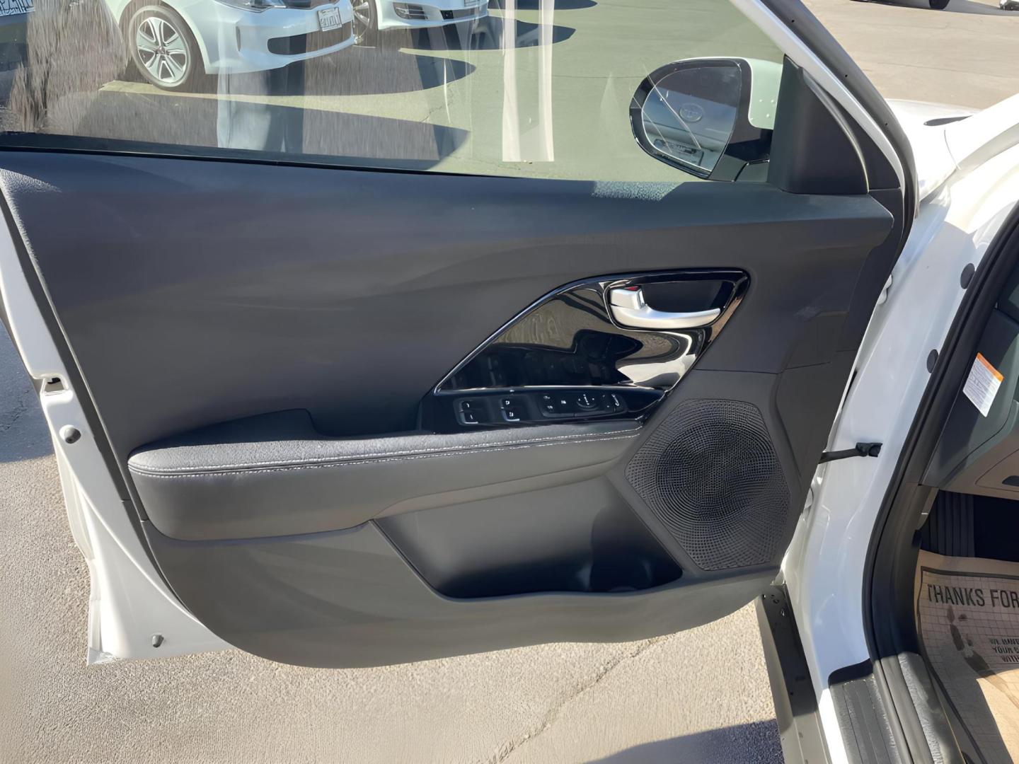 2021 WHITE Kia Niro EV EX (KNDCC3LG2M5) , 6A transmission, located at 722 E Miner Ave, Stockton, CA, 95202, (209) 871-6645, 37.956711, -121.282310 - PLUS TAXES AND FEES - Photo#7