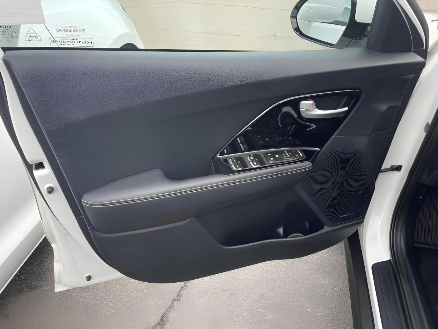 2022 WHITE Kia Niro EV EX (KNDCC3LG6N5) , 6A transmission, located at 722 E Miner Ave, Stockton, CA, 95202, (209) 871-6645, 37.956711, -121.282310 - PLUS TAXES AND FEES - Photo#11